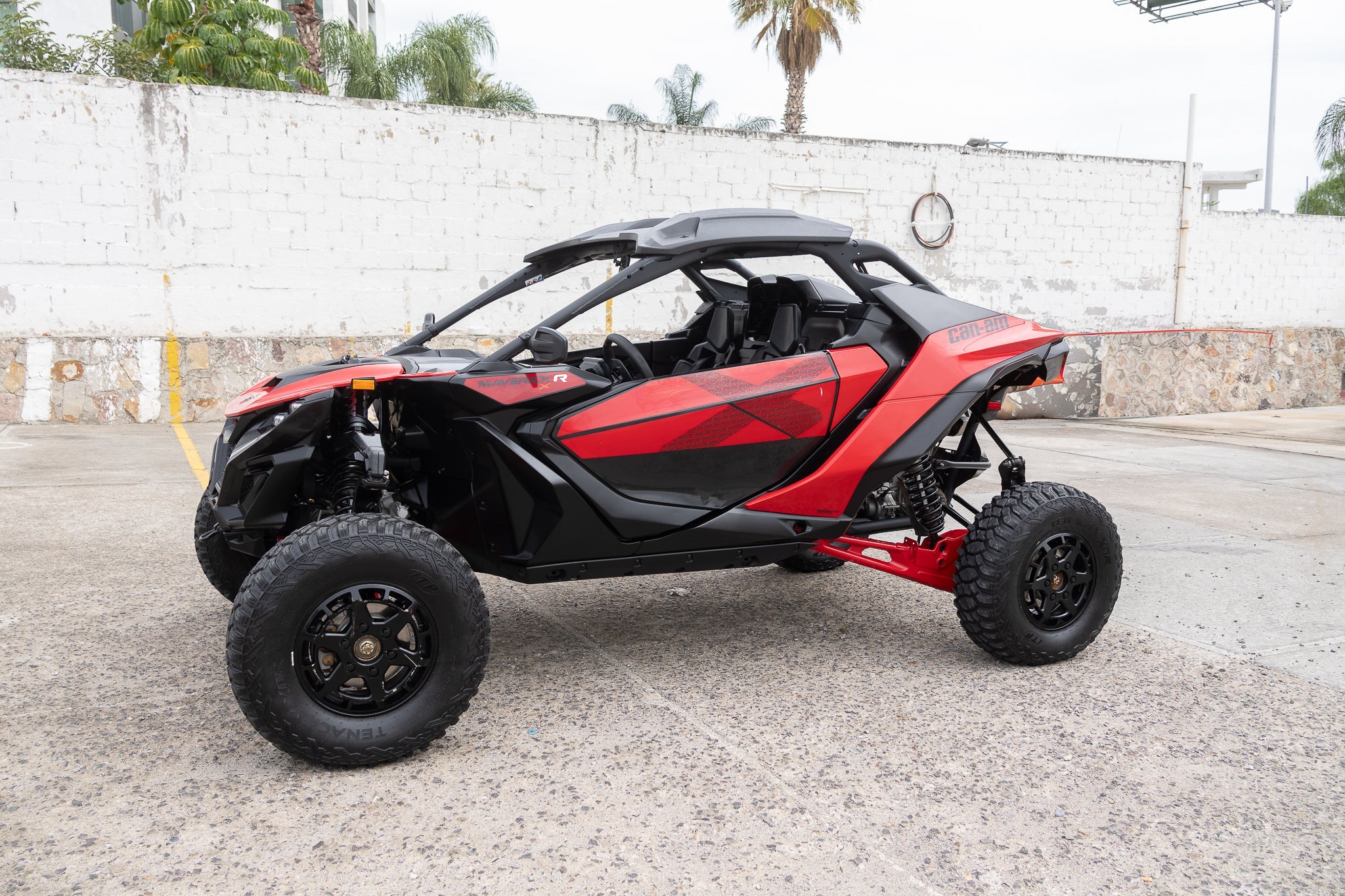 2025 Can-Am Maverick R Base